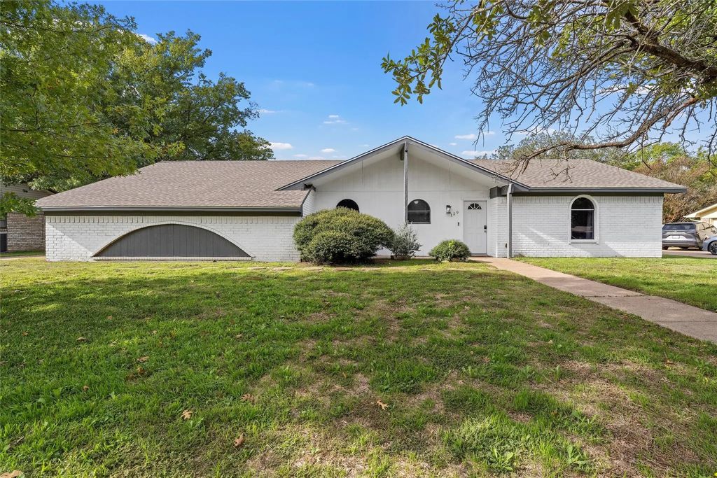 129 Texas Avenue, Hewitt