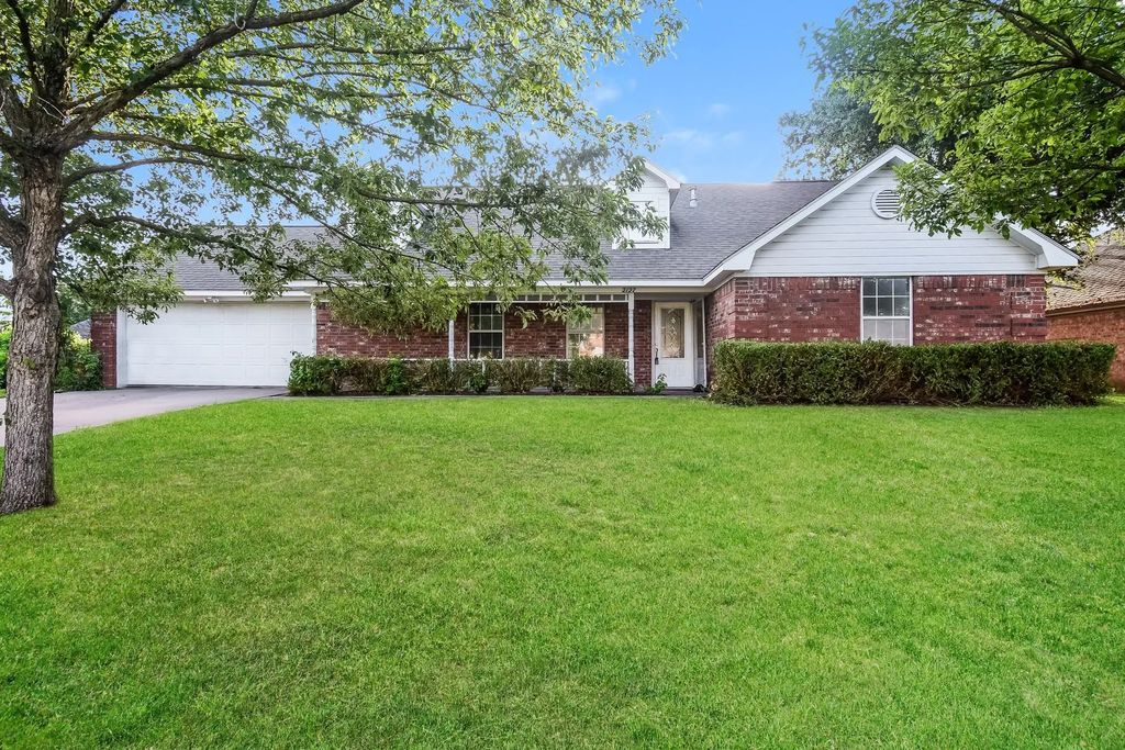 2127 N Village Drive, Bonham