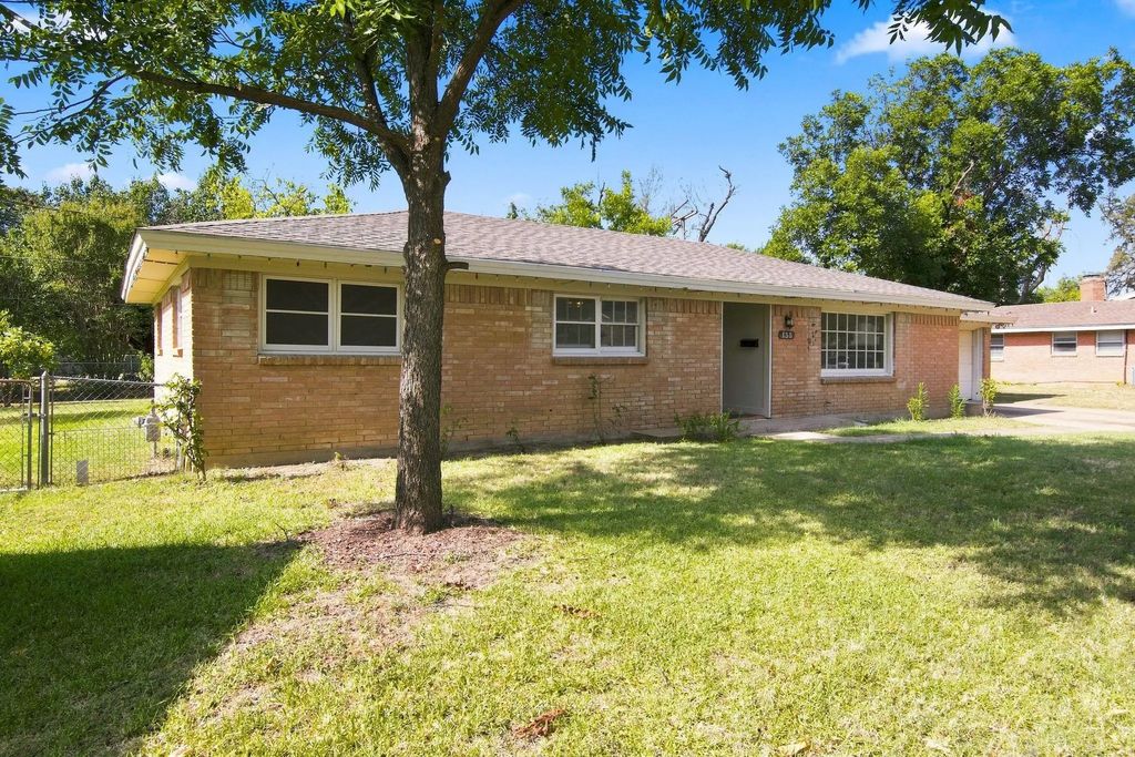 155 Chateau Drive, Fort Worth