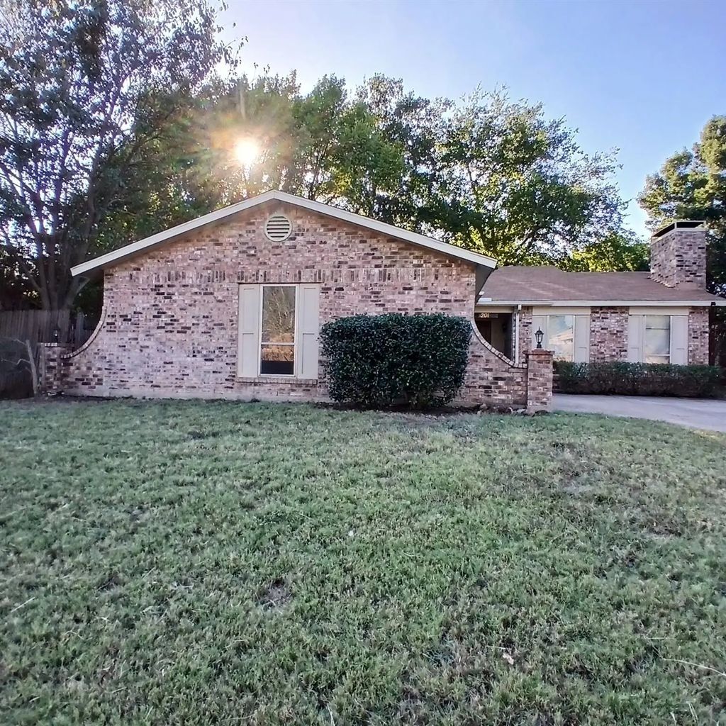 3201 Willow Bend, Bedford