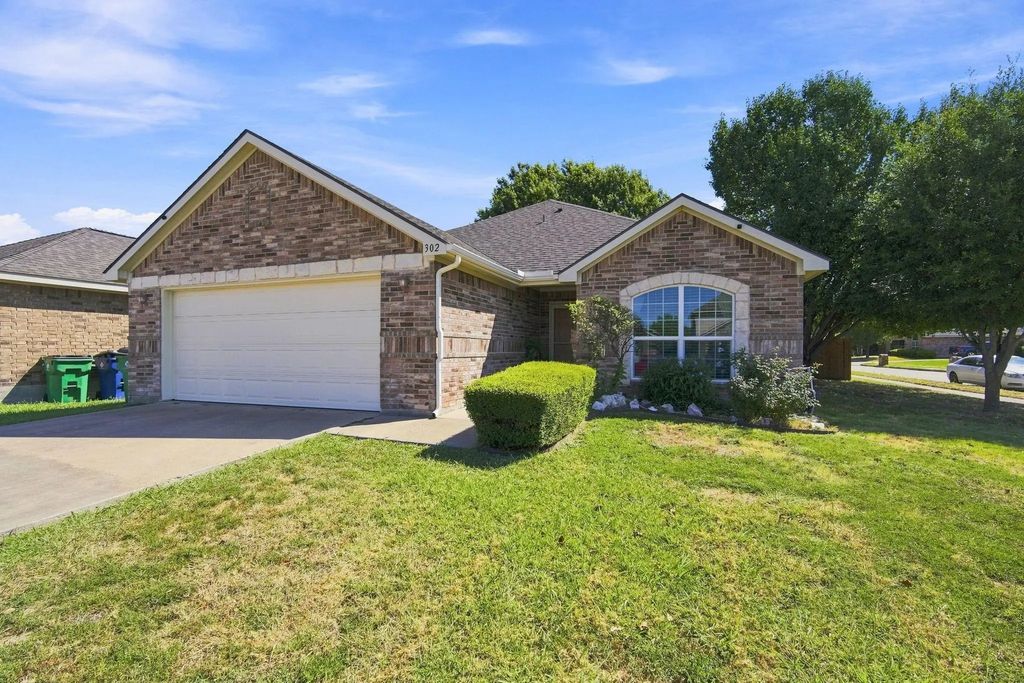 302 Creekside Way, Waxahachie