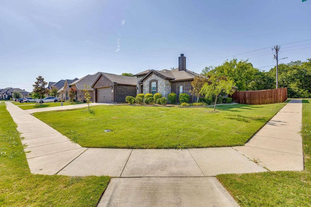 1533 Grassy Meadows Drive, Burleson