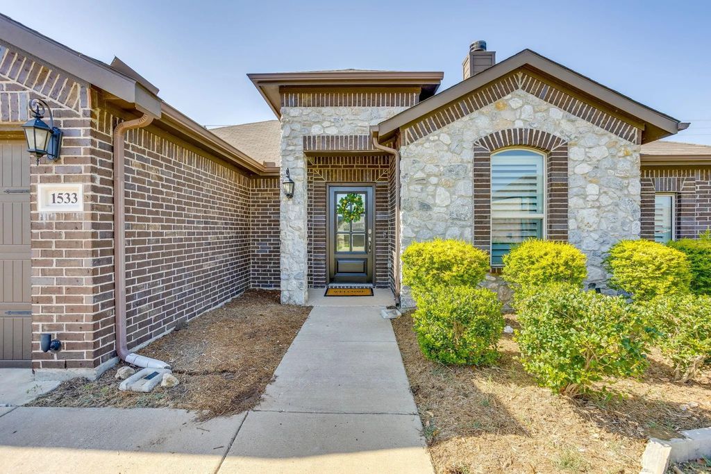 1533 Grassy Meadows Drive, Burleson