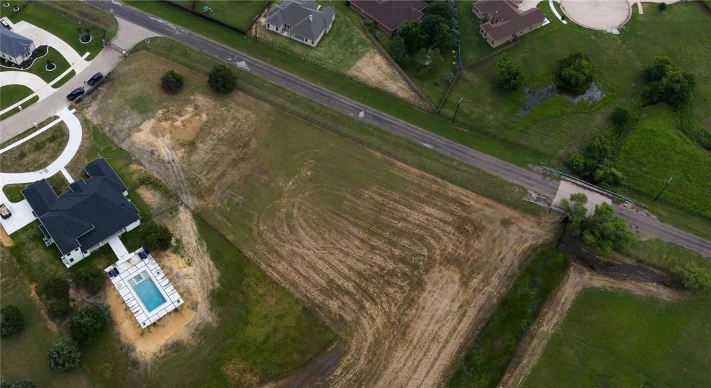 1304 Estate Drive, Ennis