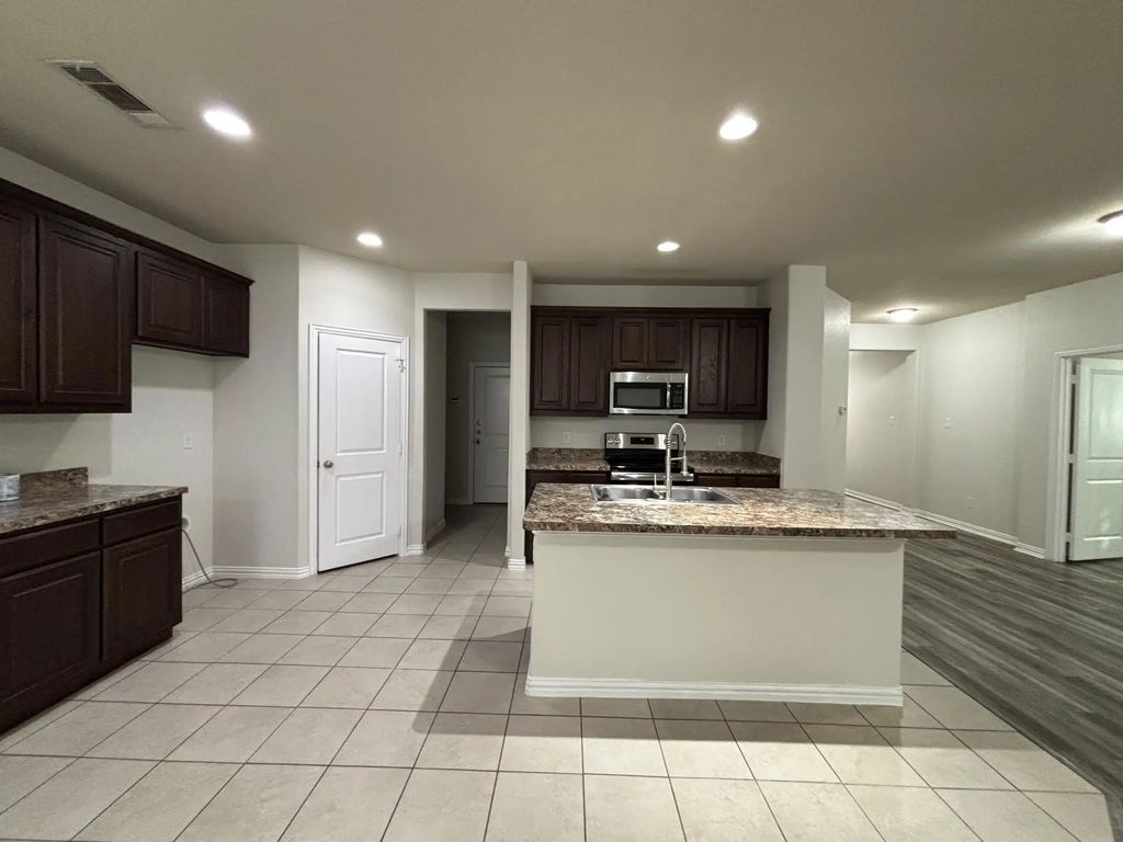 352 Emerald Creek Drive, Fort Worth
