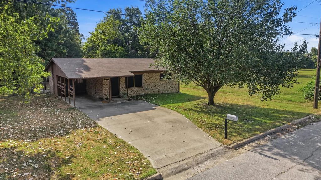 2050 Avon Drive, Denison