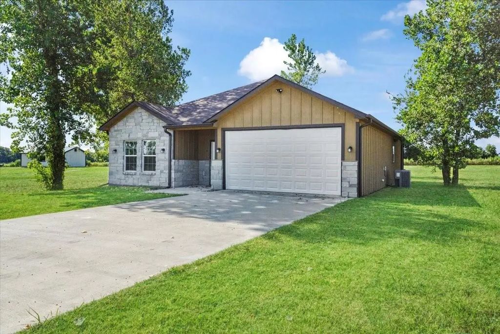 300 Private Road 36008, Honey Grove