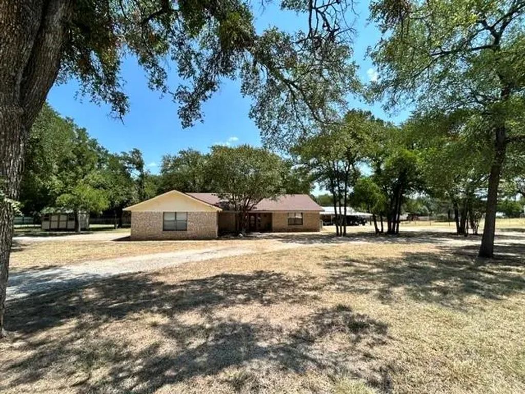 137 County Road 1759a, Clifton
