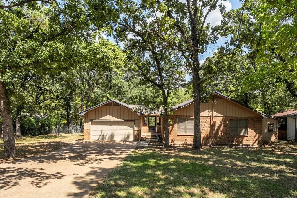 2105 Lakeview Drive, Mabank