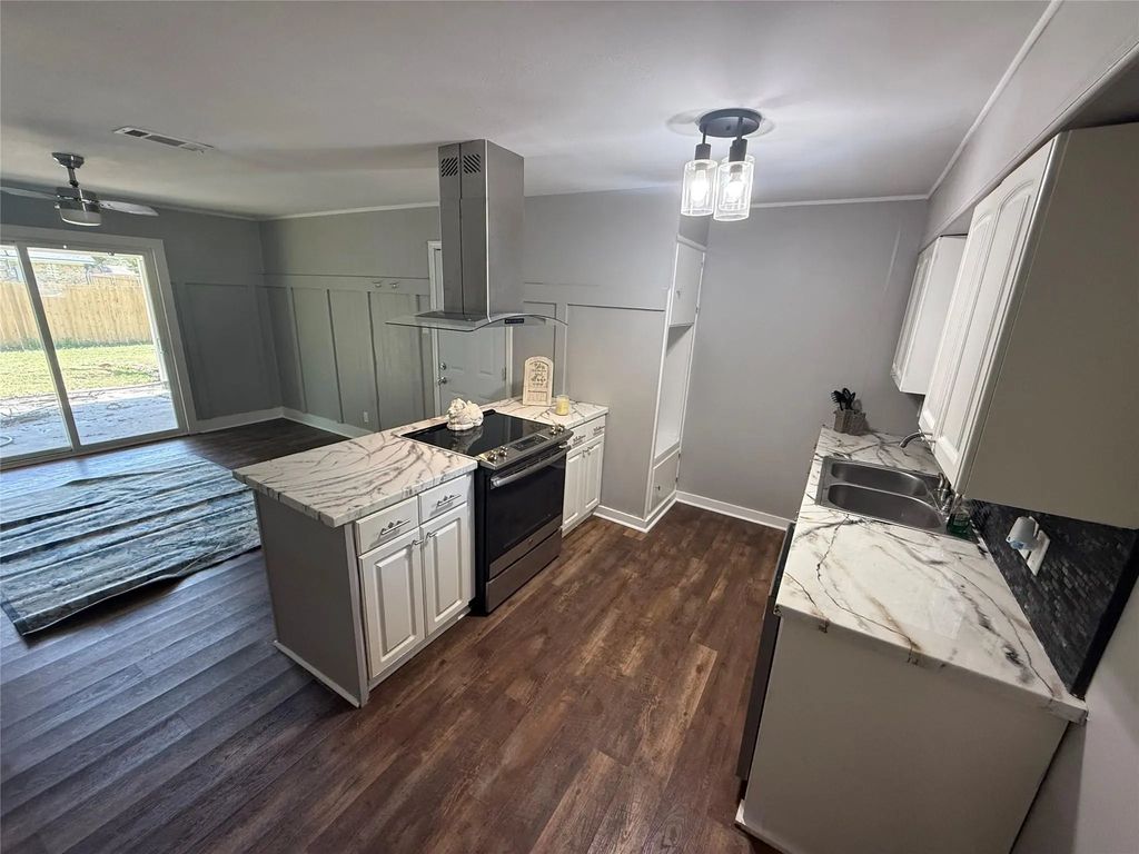 300 S Joyce Street, Lacy Lakeview Property Listing: MLS® #21355479