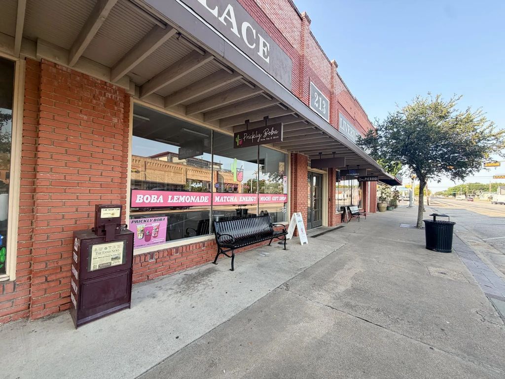 213 W Ennis Avenue 200, Ennis
