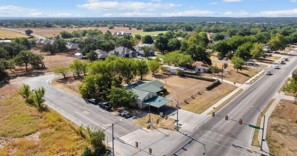 924 N Main Street, Springtown