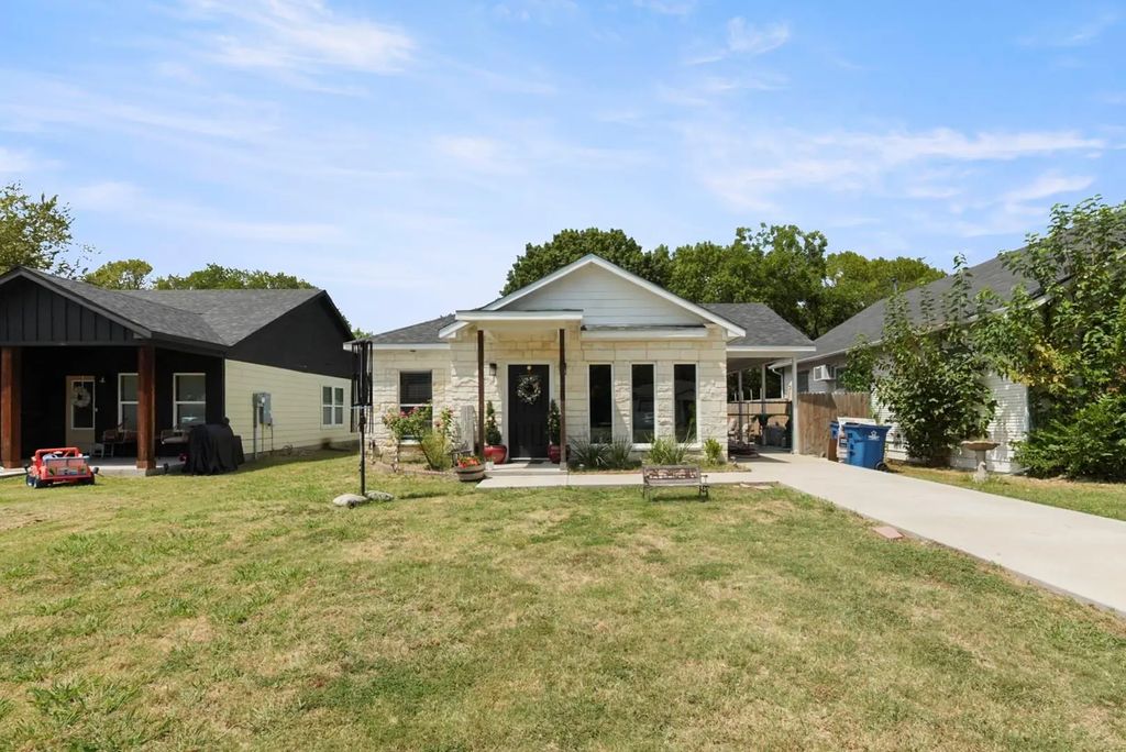 110 E College Avenue, Corsicana