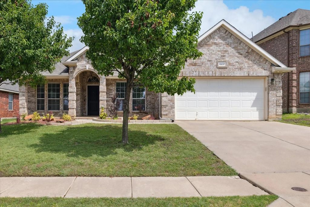 10237 Red Bluff Lane, Fort Worth