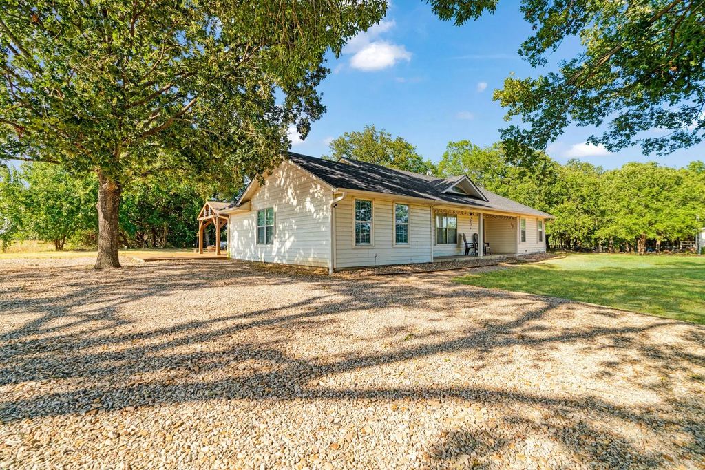 10891 Farm Road 1497, Paris
