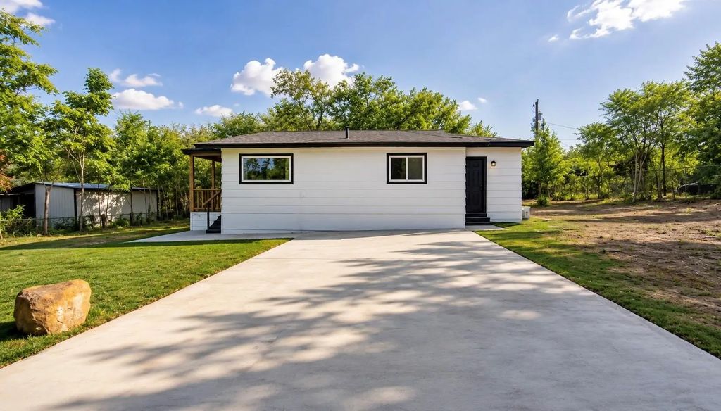 7061 Base Street, Azle