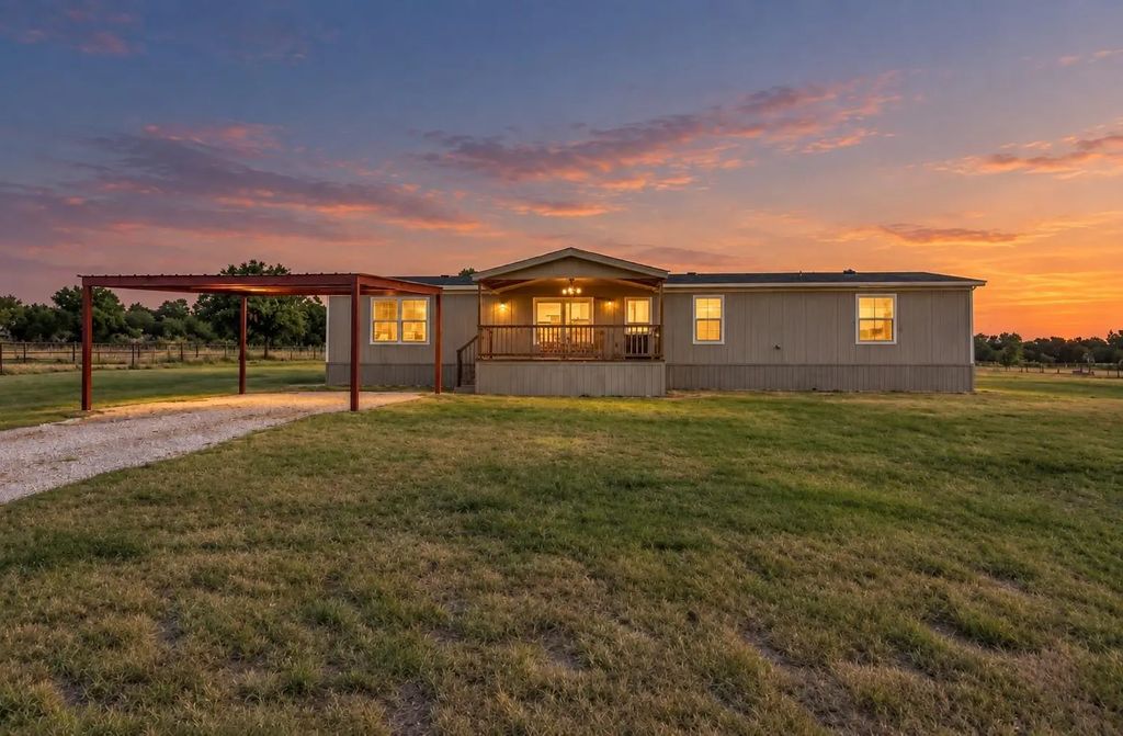 268 Deer Valley Lane, Poolville