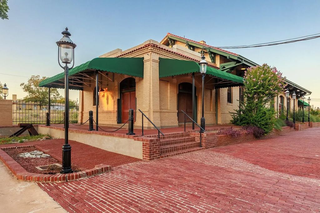 505 N Bridge Street, Brady