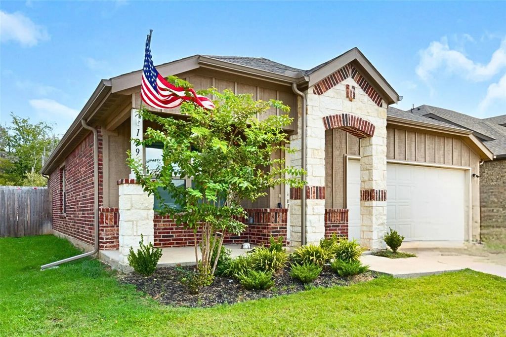 209 Fairmeade Drive, Terrell