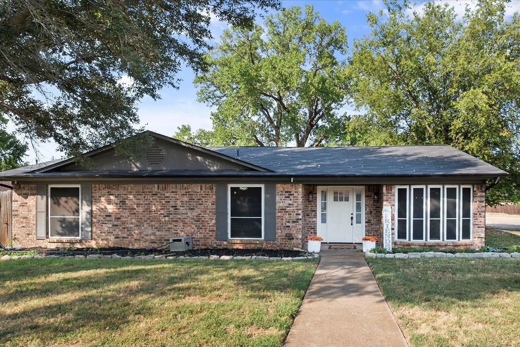 767 Nw Ann Lois Lane, Burleson