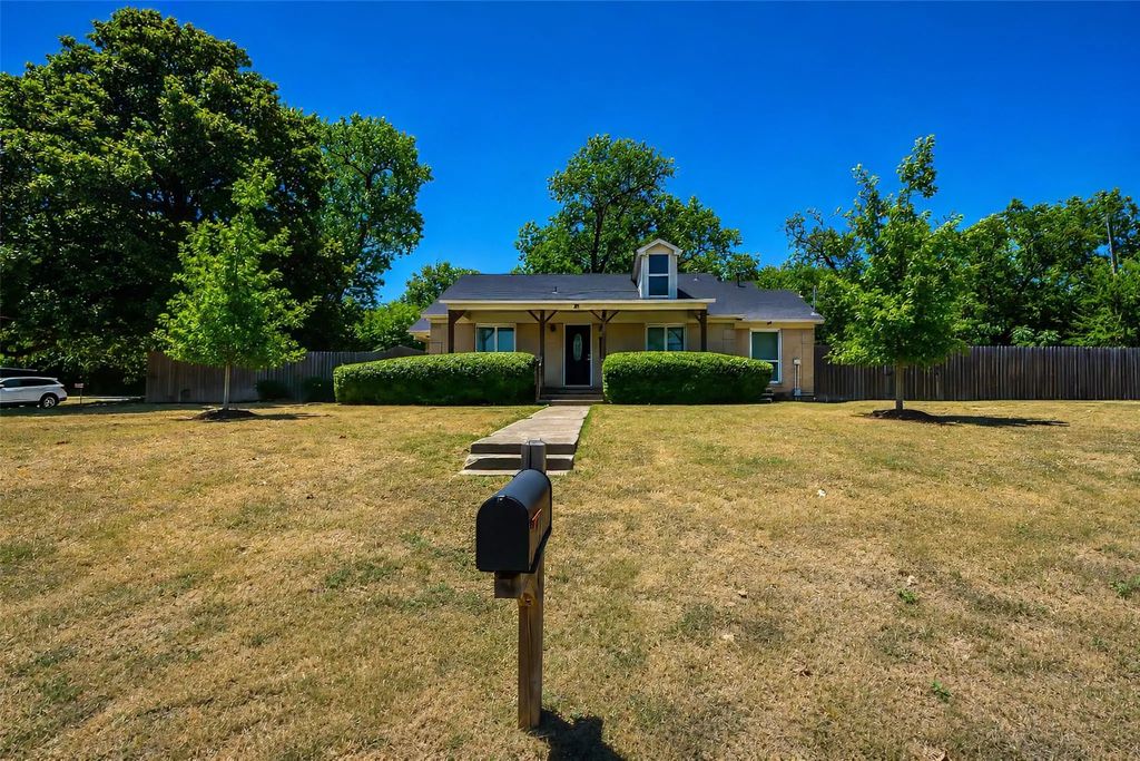 1701 Brook Hollow Drive, Fort Worth