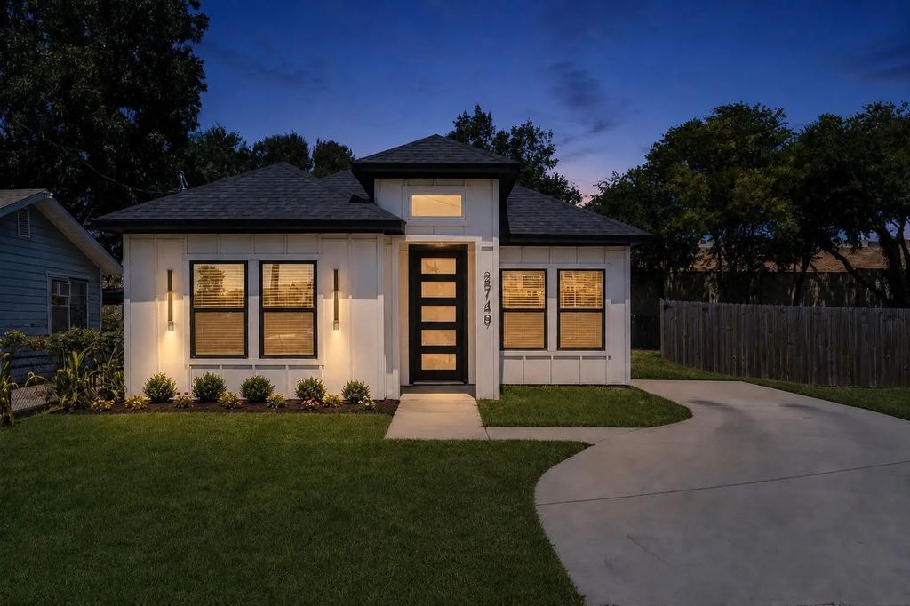 2749 Bethurum Avenue, Dallas