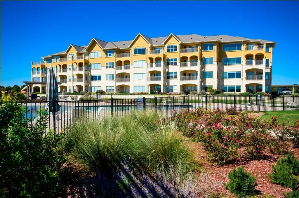 9900 Northshore Boulevard 3304, Corsicana