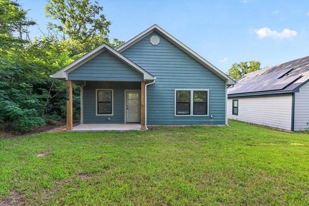 707 E Woodard Street, Denison