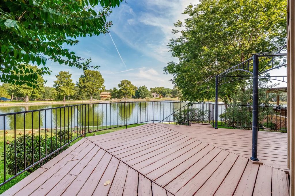 9 Country Lake Drive, Carrollton