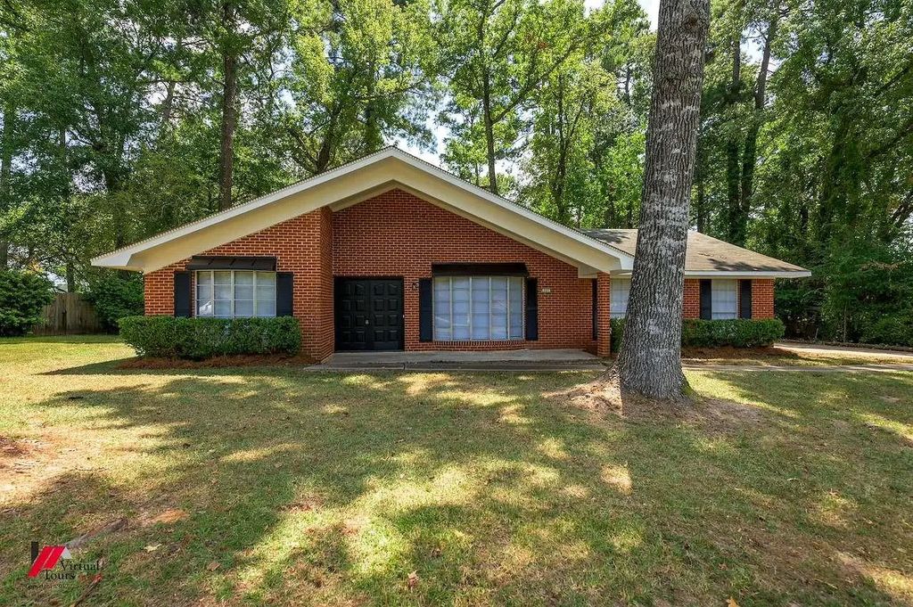 305 Pine Cone, Haughton
