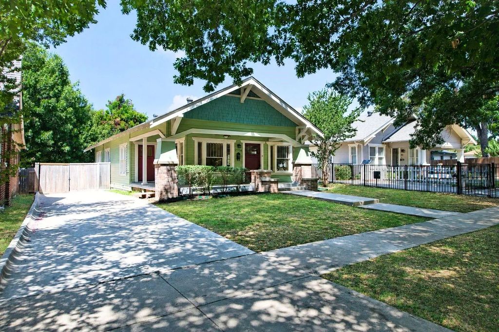 2704 College Avenue, Fort Worth
