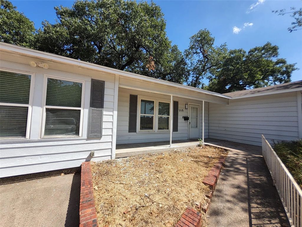 558 Harrison Lane, Hurst