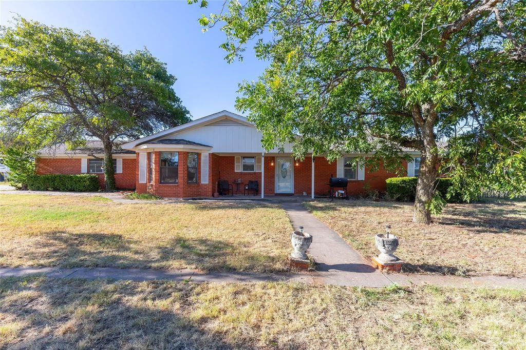 7200 Private Road 2383, Clyde