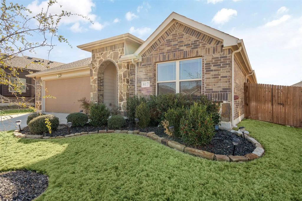 817 Cloverwood Drive, Fort Worth