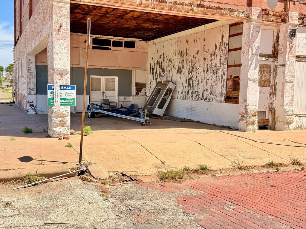 100 W 2nd Street, Quanah