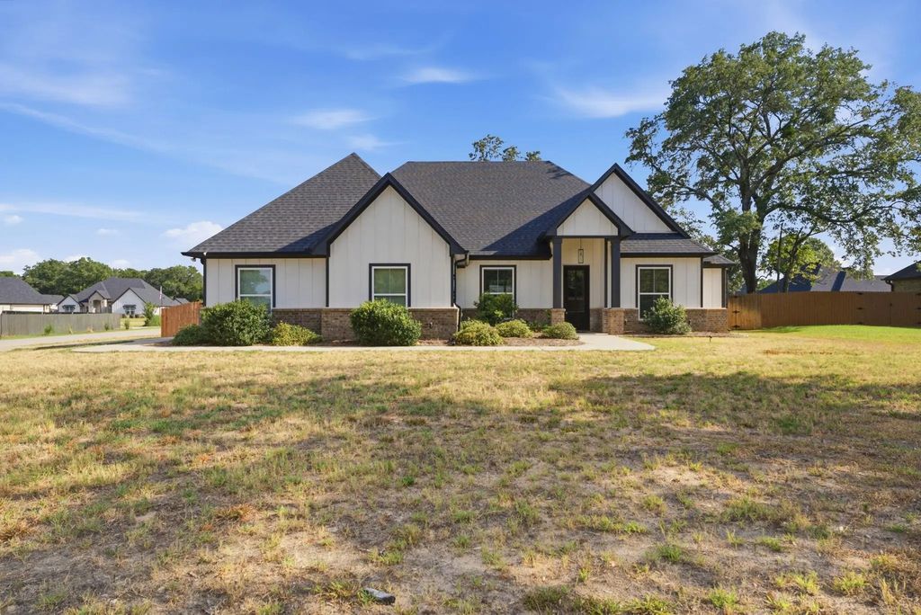 158 Forest View Drive, Mineola