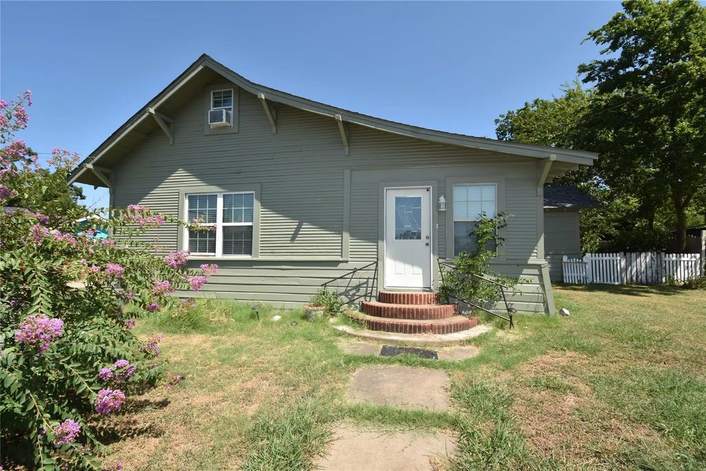 215 E 11th Street, Bonham