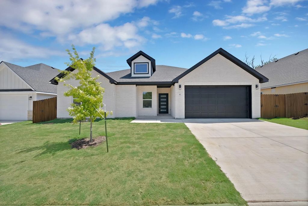 805 Tierney Road, Fort Worth