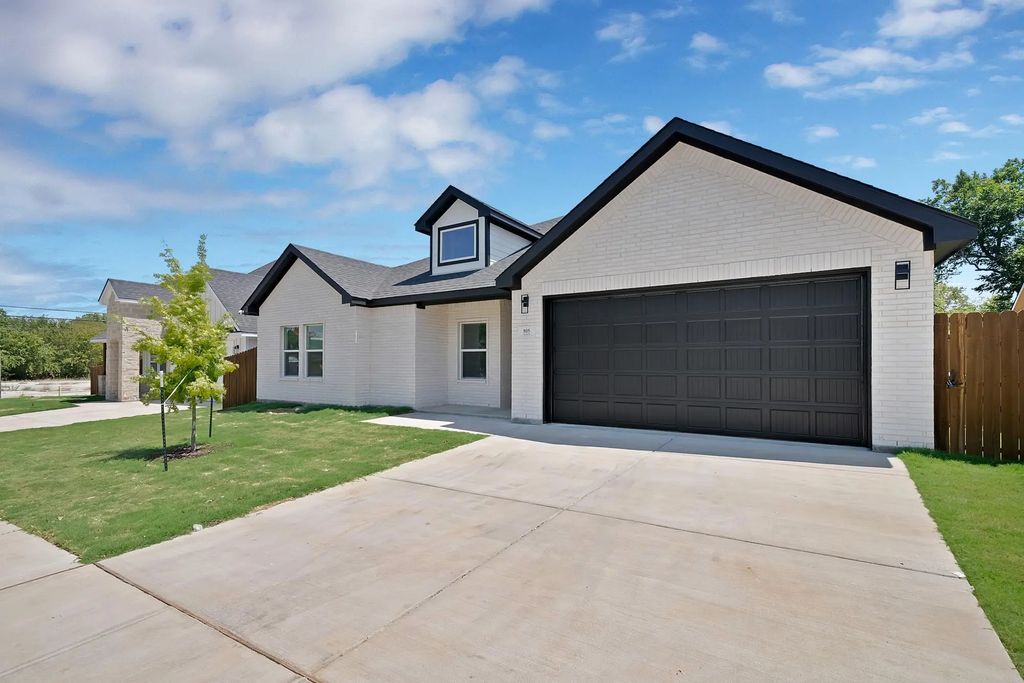 805 Tierney Road, Fort Worth