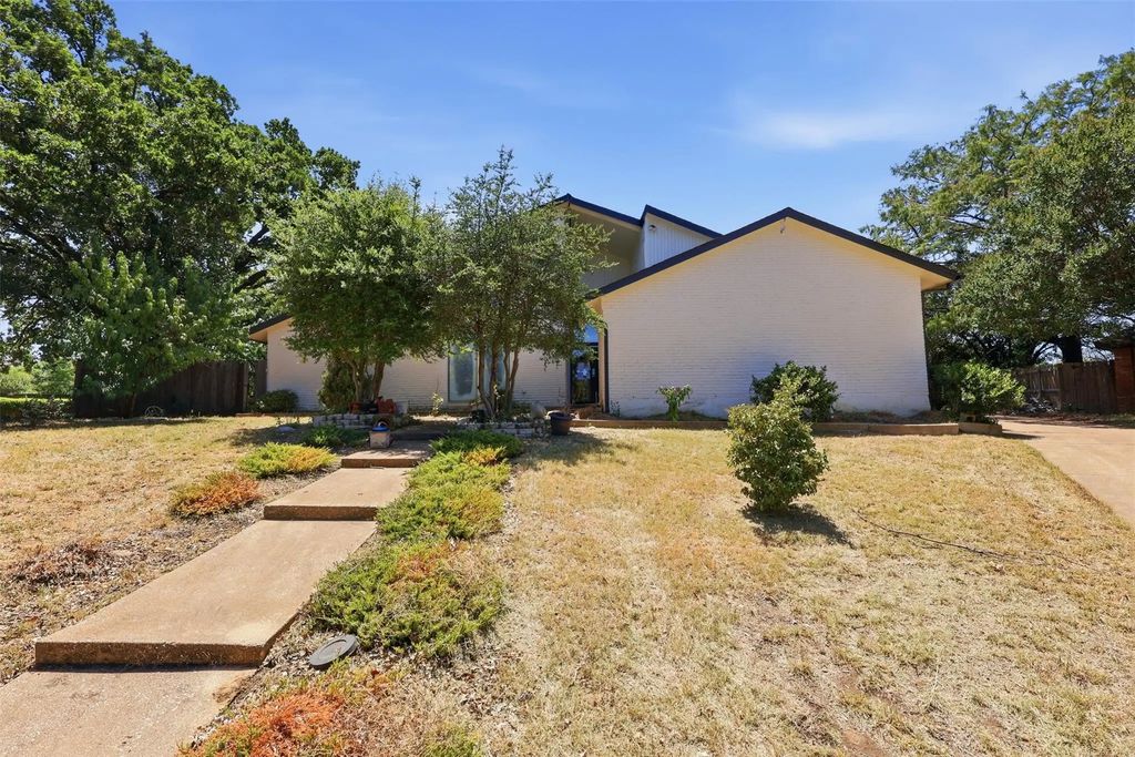 2700 Shadow Wood Court, Arlington