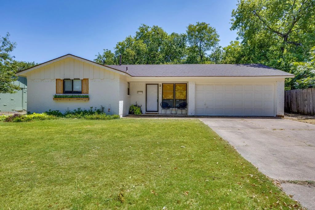 405 Lena Lane, Burleson