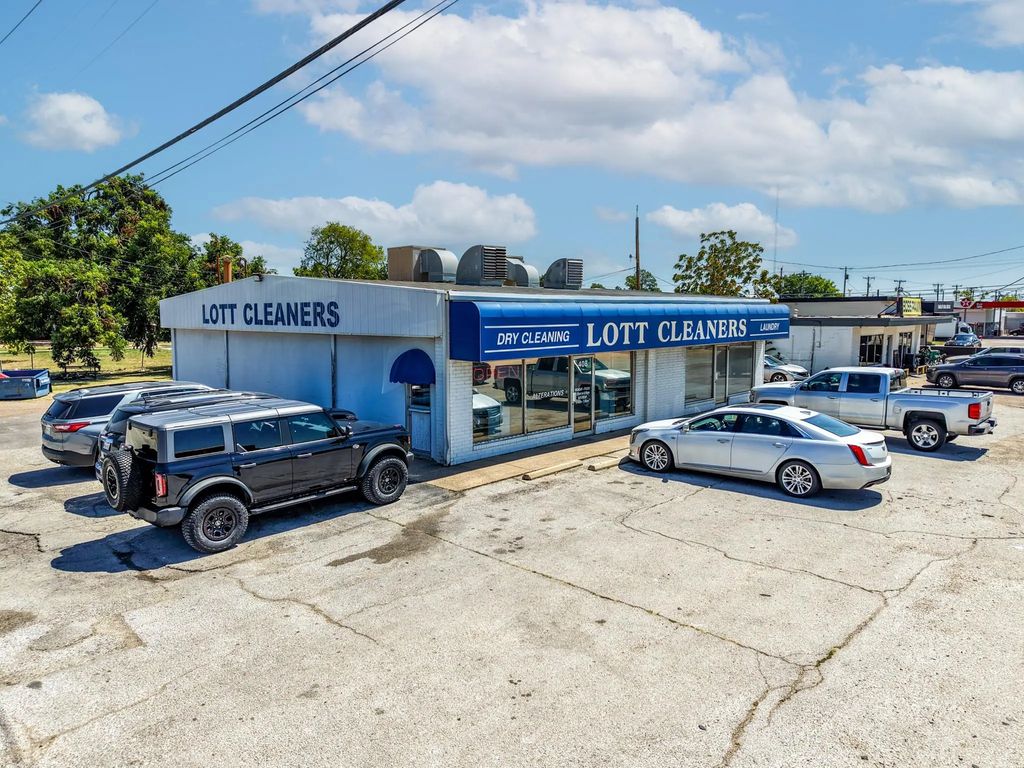 408 W Moore Avenue, Terrell