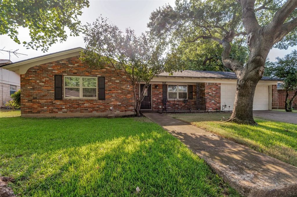 2304 Shady Brook Drive, Bedford