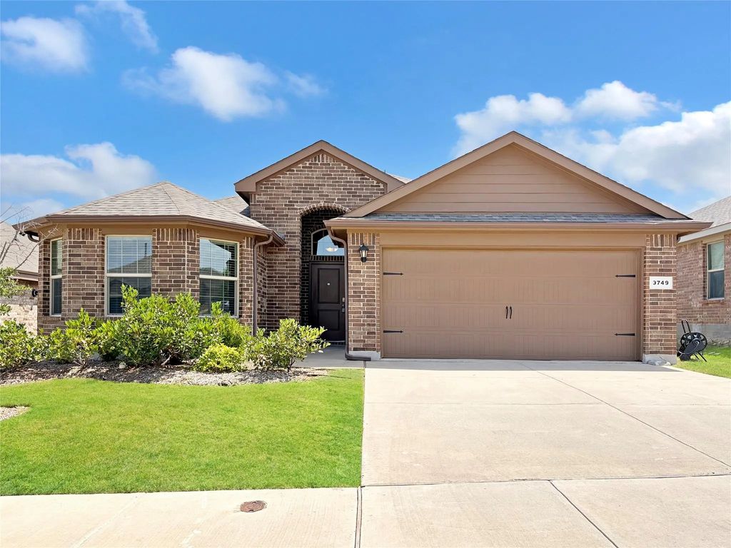 9749 Walnut Cove Drive, Fort Worth
