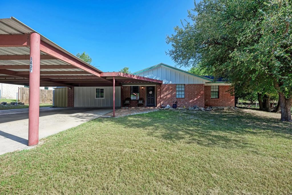 1407 W Avenue C, Lampasas