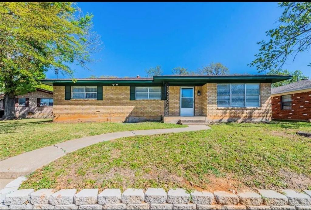 903 Seymore Circle, Denison
