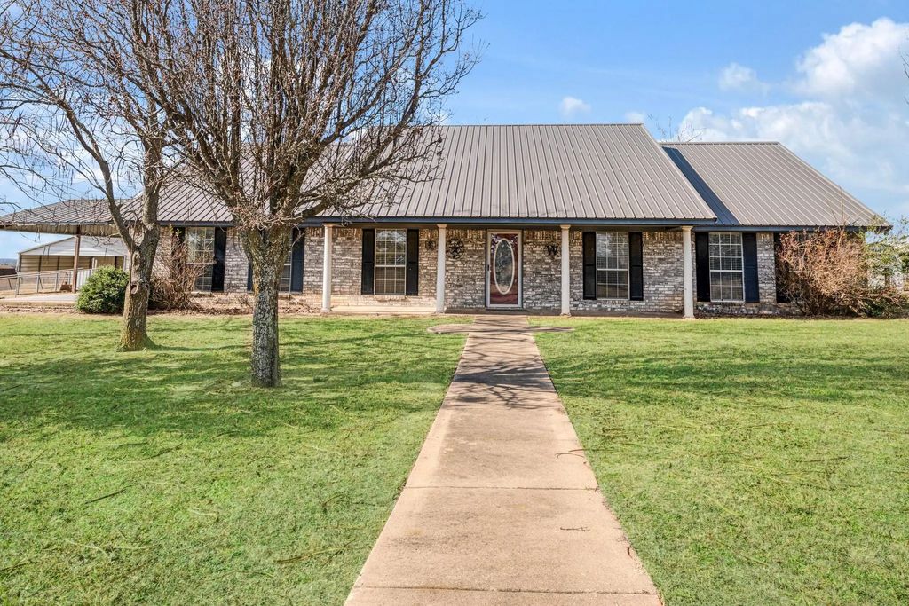 3754 County Road 11300, Paris