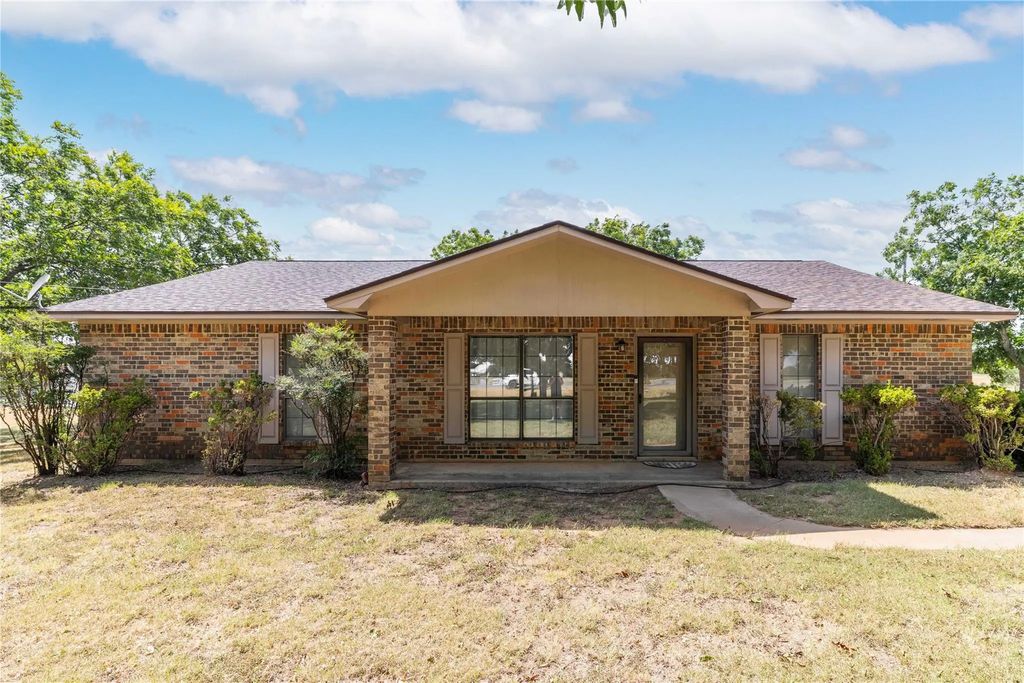 6370 Highway 16, De Leon