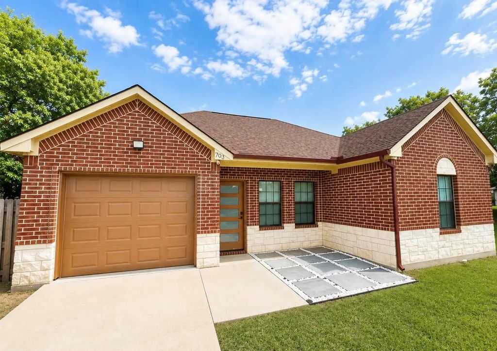703 Perry Avenue, Waxahachie