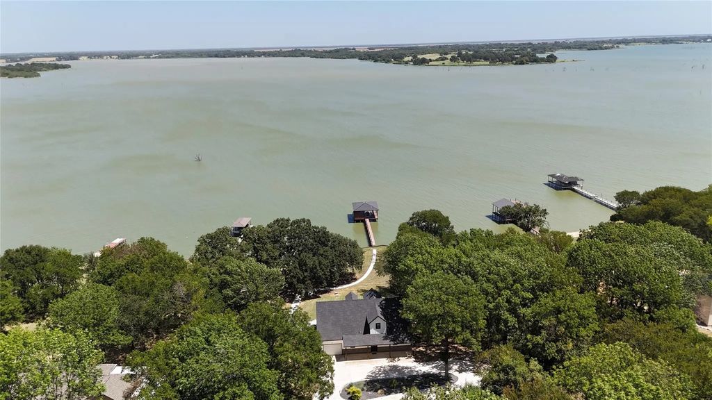 429 Meandering Way, Corsicana